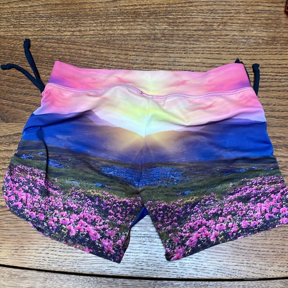 Red Tiger yoga shorts sunrise sunset flower design w/ ruching - Picture 2 of 4